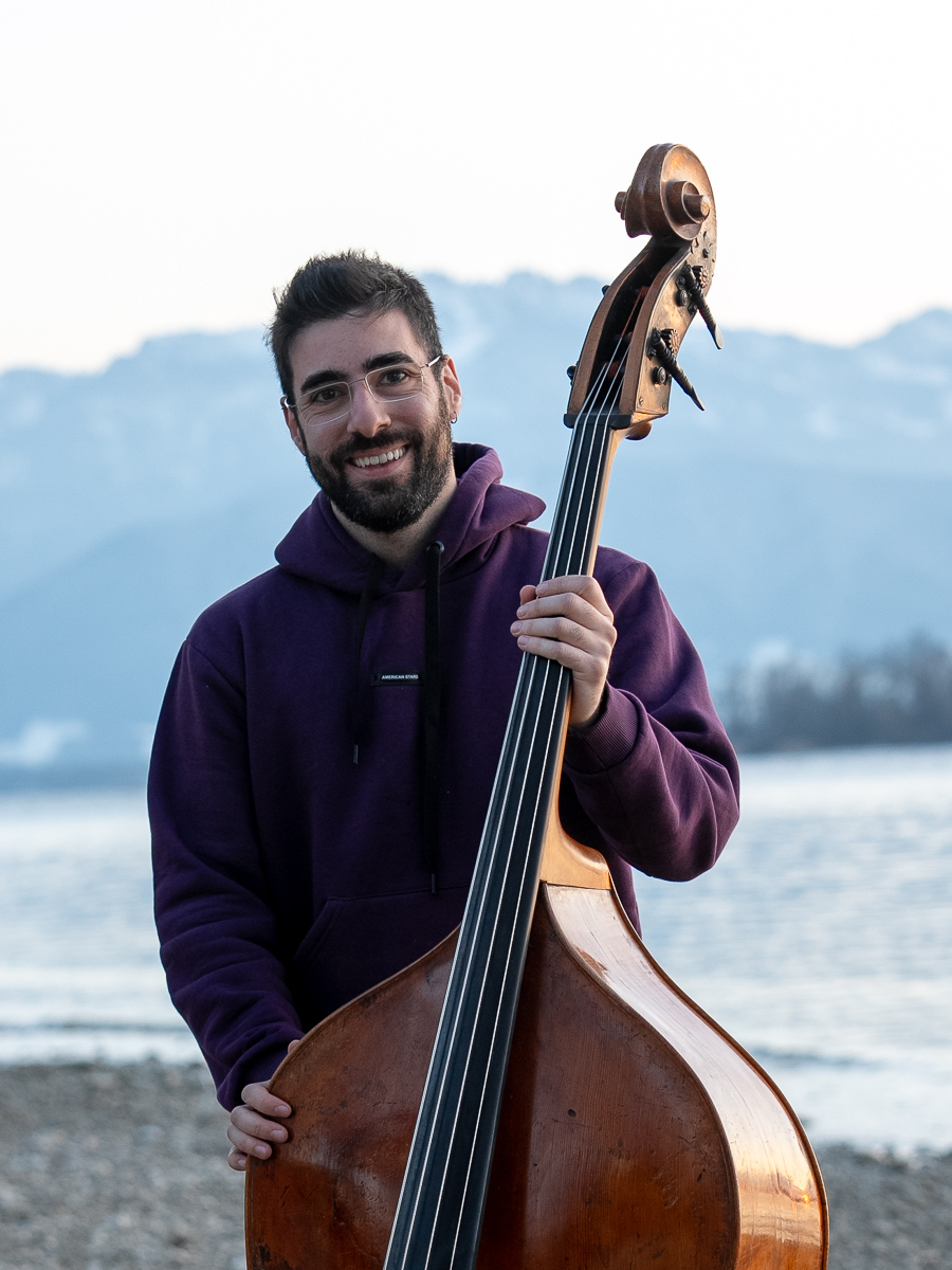 Porträt des Bassisten Alexandros Kokkinopoulos