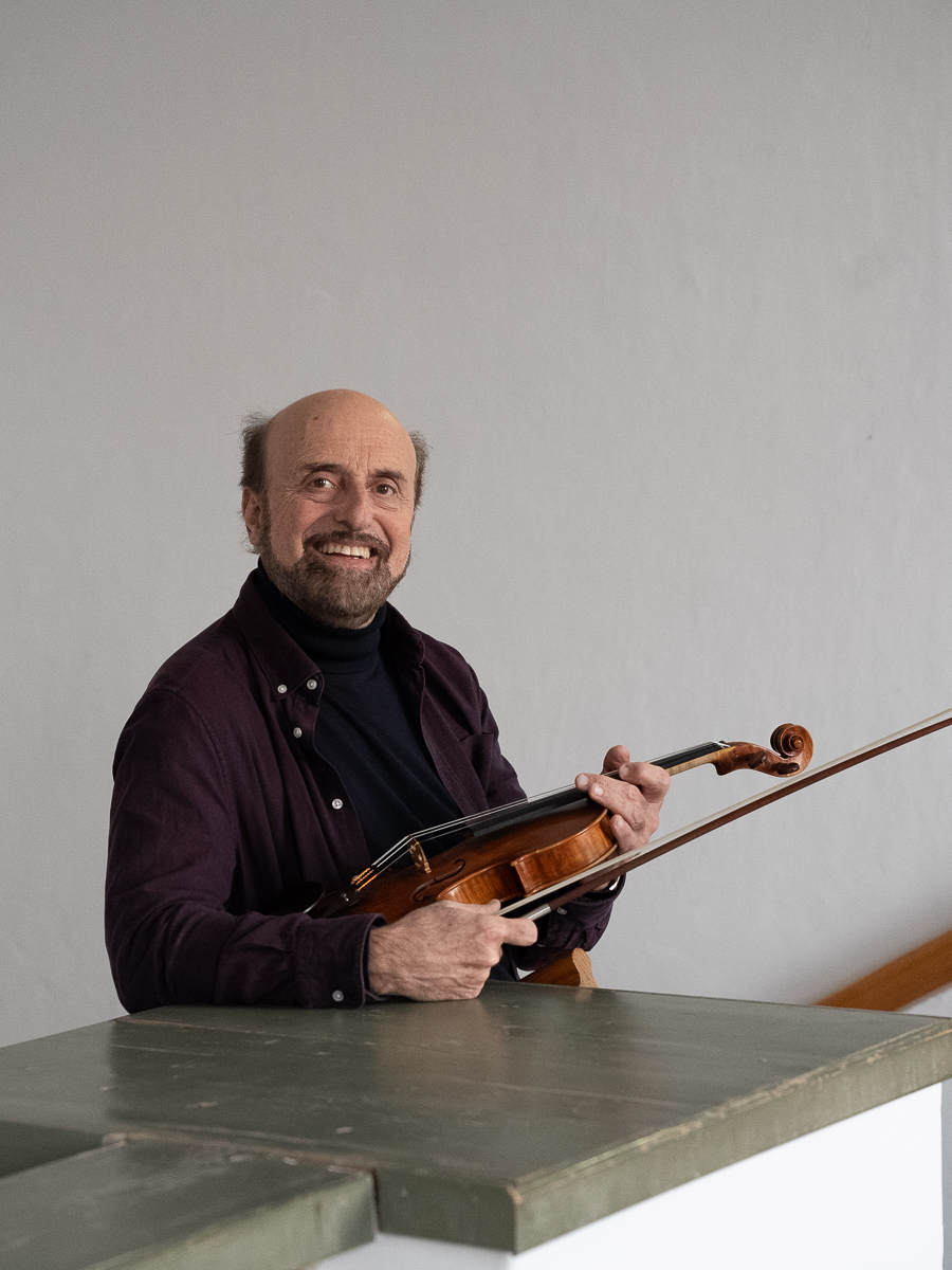 Porträt von Christos Kanettis, Geiger und Leiter der Streicherakademie Strings in Motion